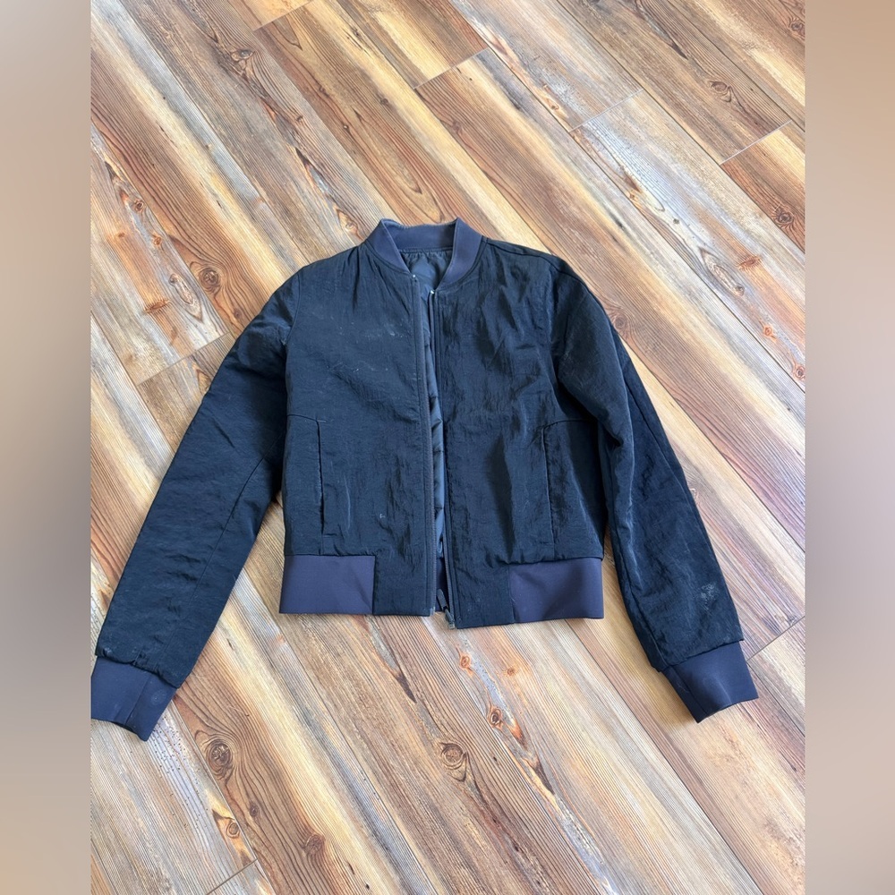 Lululemon, Reversible Bomber Jacket. Size 4 - Picture 10 of 10